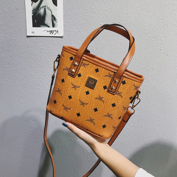 Fashion one-shoulder crossbody pouch