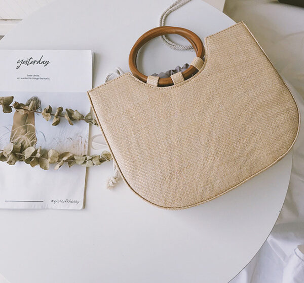 Straw handbag with wooden handle